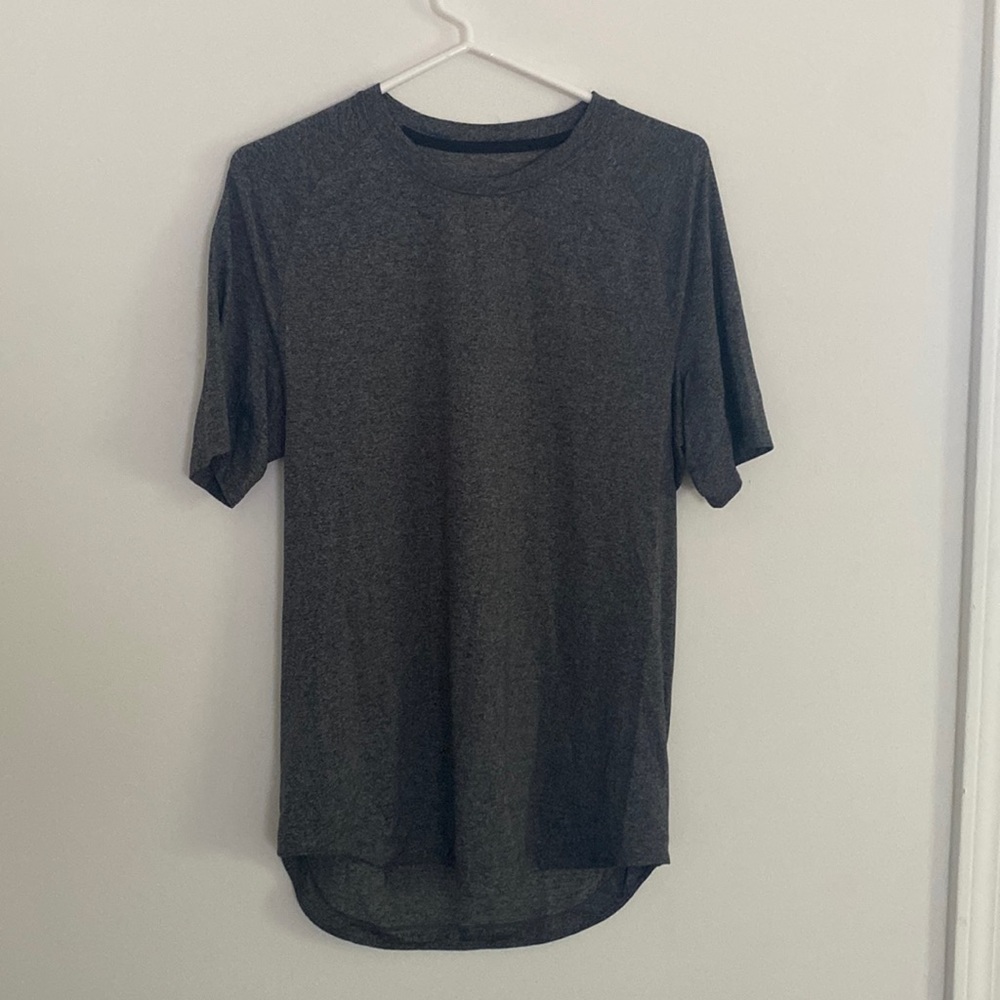 Men’s Grey lululemon Dry-sense short sleeve shirt; Medium